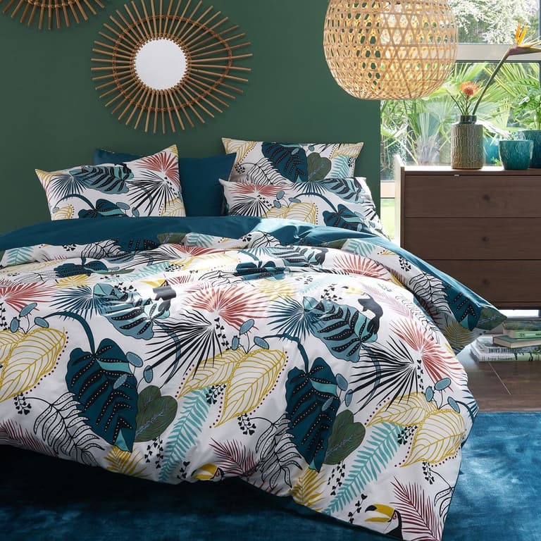 linge de lit floral blanc bleu rouge miroir osier soleil commode bois