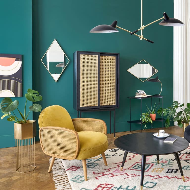 clemaroundthecorner salon moderne vintage fauteuil rond cannage jaune moutarde mur bleu miroir losange laiton