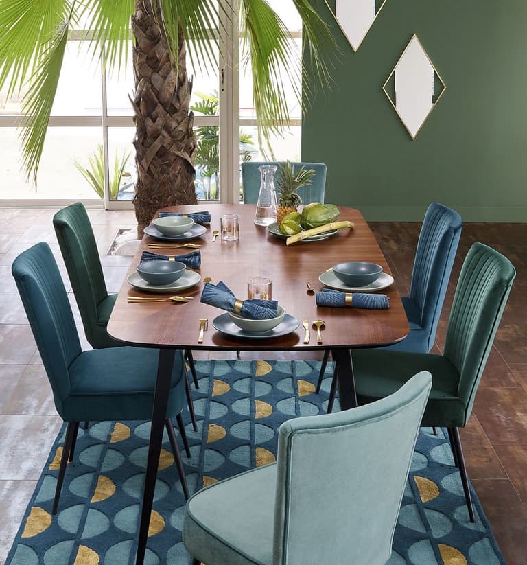 clemaroundthecorner salle à manger exotique palmier chaise bleu vert velours tapis rectangle