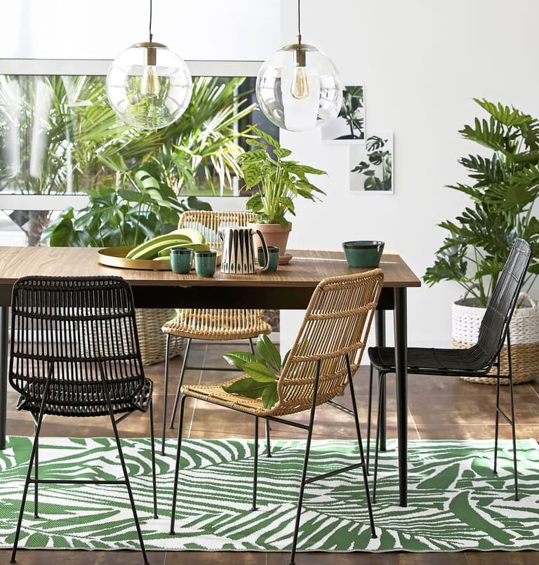 blog déco salle à manger exotique rustique table bois chaise rotin marron noir tasse moderne