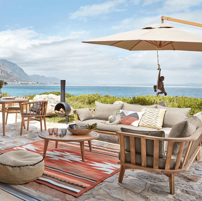 Tapis d’extérieur ethnique coloré sur une terrasse en bois