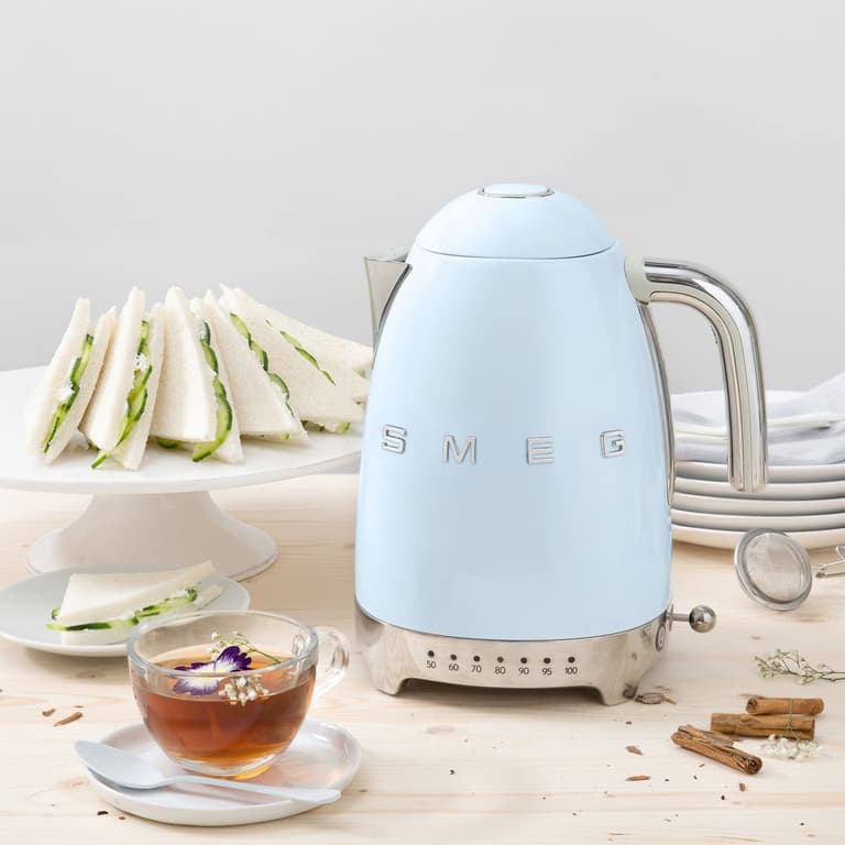 Ma sélection déco pour un brunch maison bouilloire smeg bleu déjeuner - blog déco - clemaroundthecorner