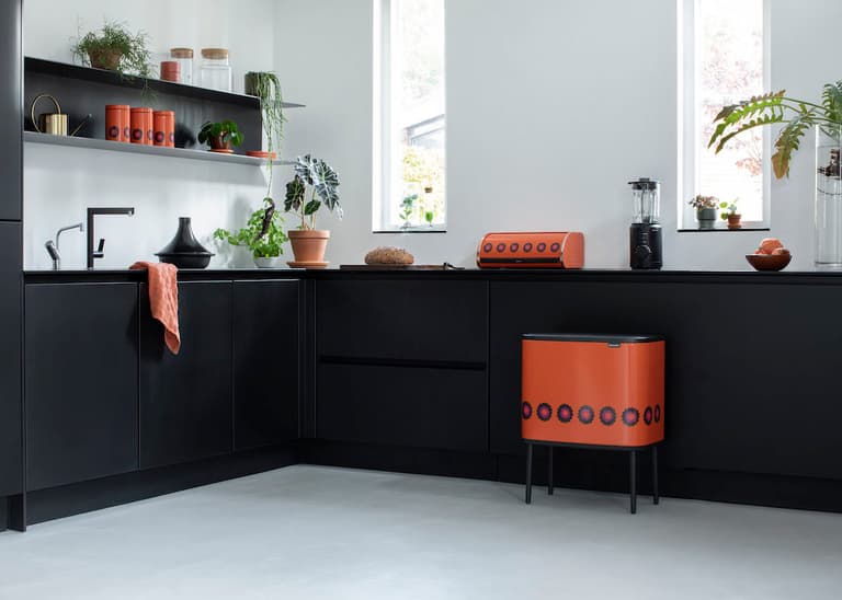 cuisine noir mat ouverte accessoire orange brabantia a 100 ans