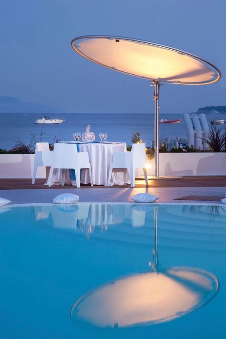 eclipse parasol circulaire rond blanc terrasse bord de mer montagne côte transat plastique blanc - blog déco - clemaroundthecorner