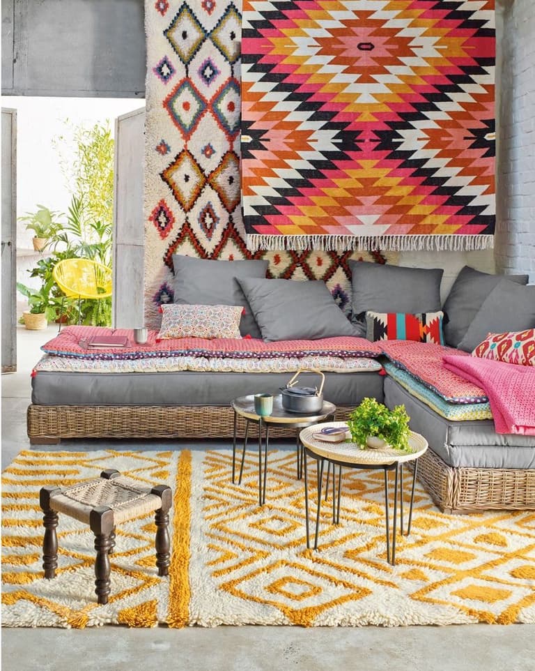 clemaroundthecorner salon ethnique canapé rotin coussin gris outdoor tapis jaune