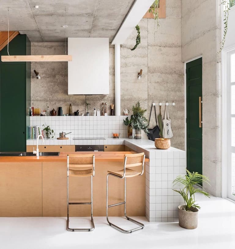 cuisine ouverte bar bois meuble vert foncé sapin clemaroundthecorner