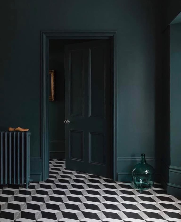 blog déco couloir vert foncé sol noir et blanc géométrique