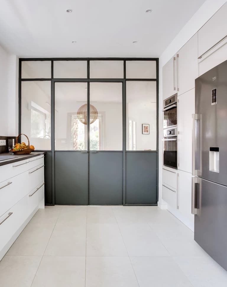 cuisine couleur épurée verrière metal noir séparation avec le séjour - blog déco - clemaroundthecorner
