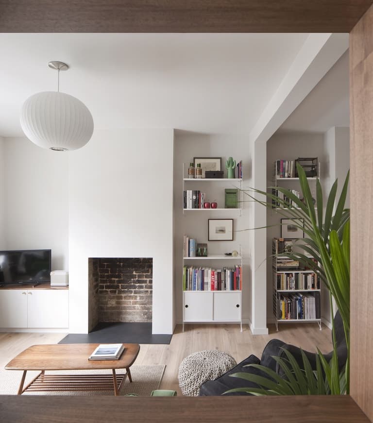 séjour salon spacieux cheminée incrustée intérieure rénovée tendance clematc