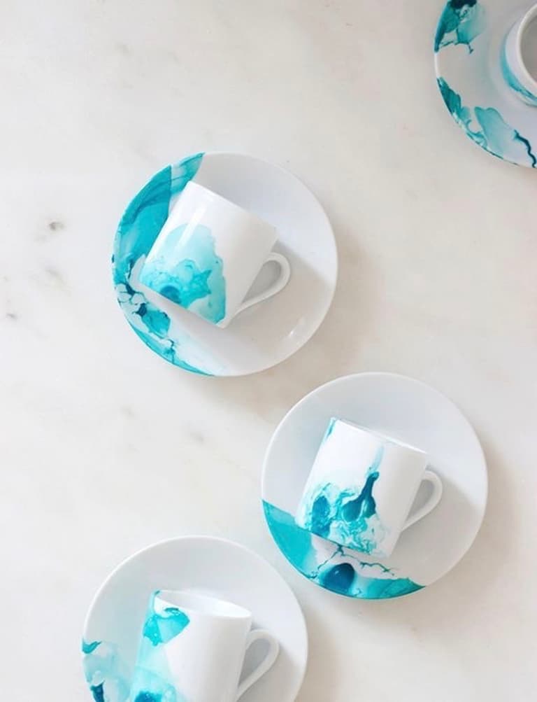 diy avec du vernis à ongles sur la vaisselle blanche tasse coupelle - blog déco - clemaroundthecorner
