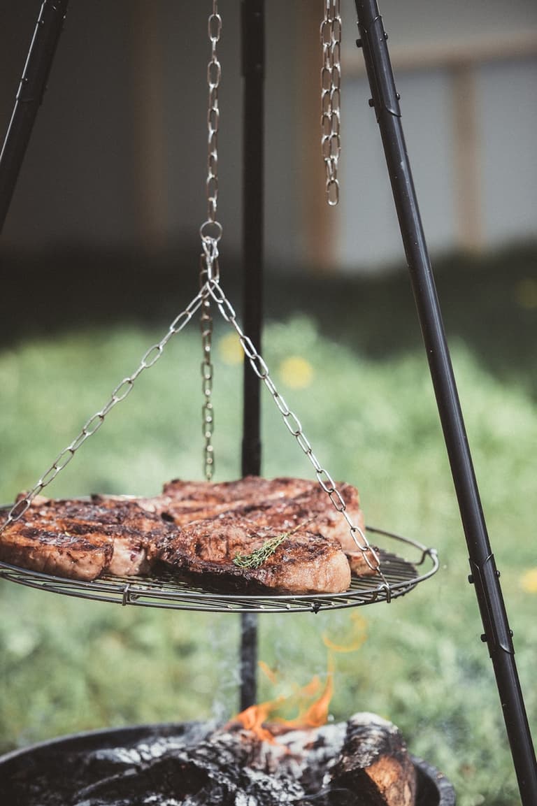 diy barbecue suspendu extérieur jardin grillade - blog déco - clem