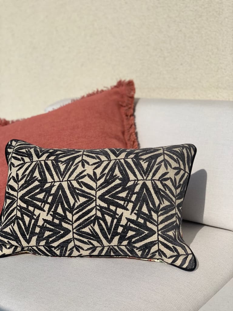 Housse de coussin Gabriel frange motif Laurier noir et blanc canapé extérieur déco décoration clematc