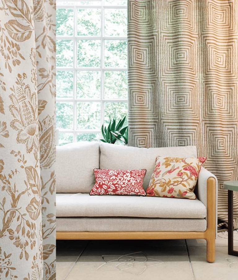 salon tendance motif fleurie rideaux carrelage beige canapé coussin tissu clemaroundthecorner