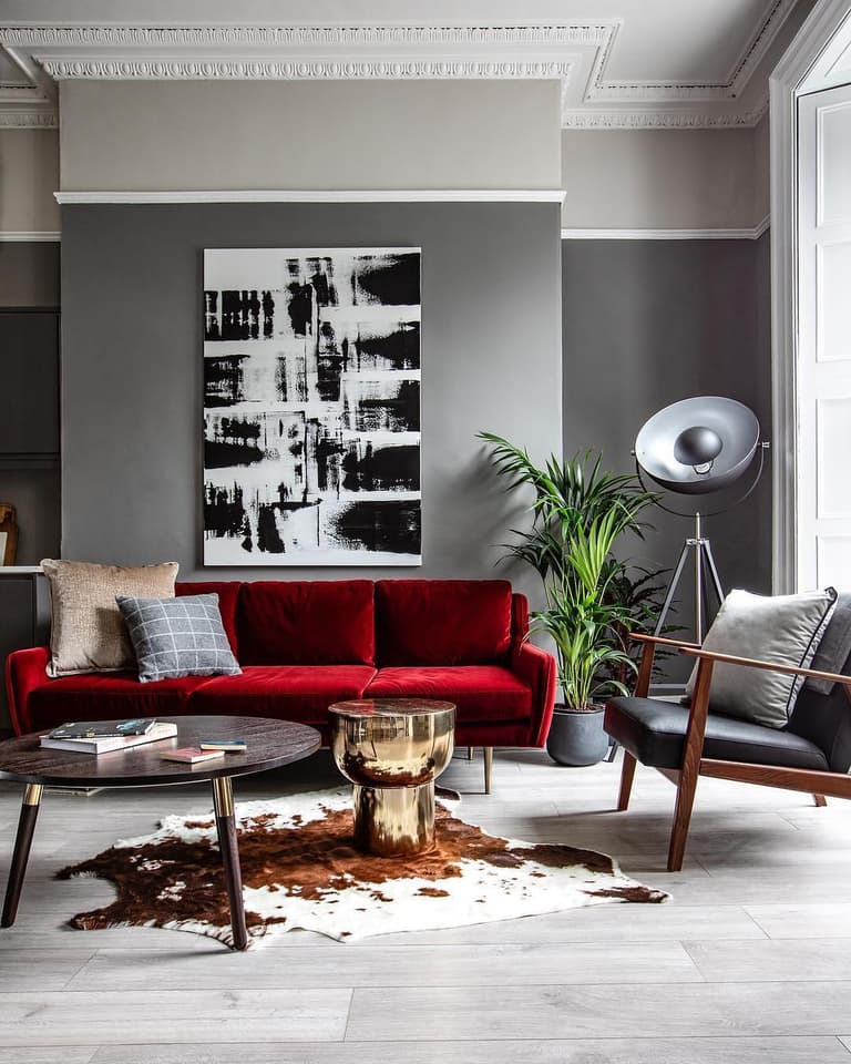 salon gris mur canapé rouge velours déco noir blanc