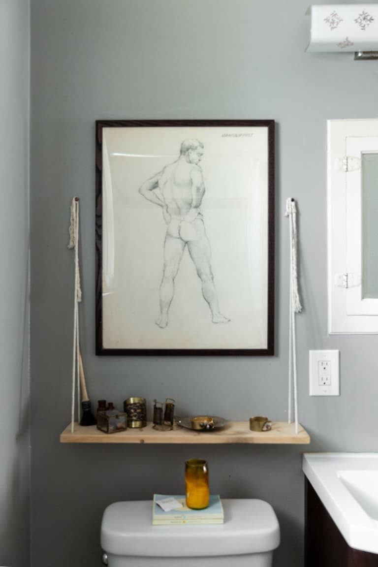 salle de bain gris étagère suspendue bois tableau