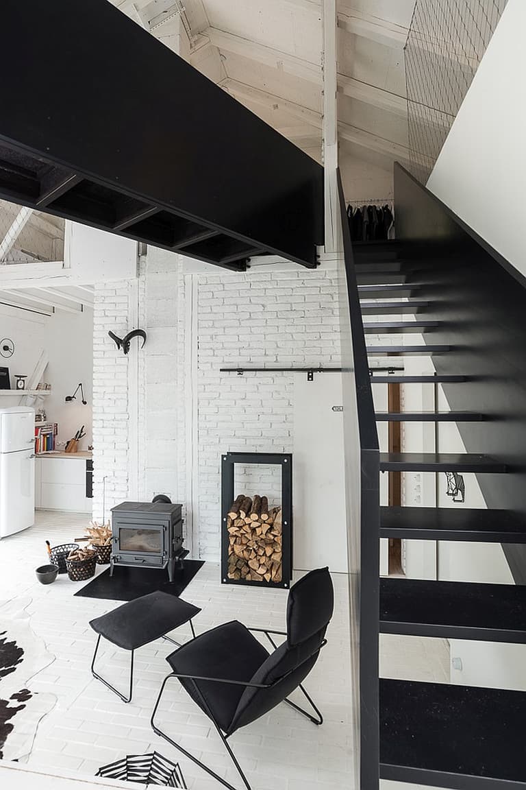 salon noir blanc poêle grange rénovée aménagement loft