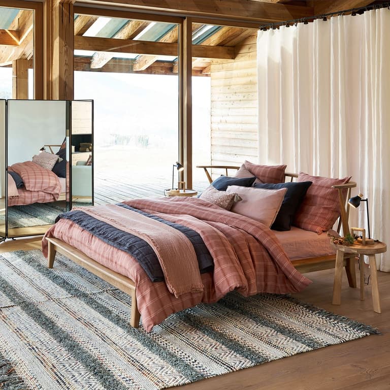 disposition coussin oreiller chambre ethnique bois rose chic velours lin - blog décoration clemaroundthecorner
