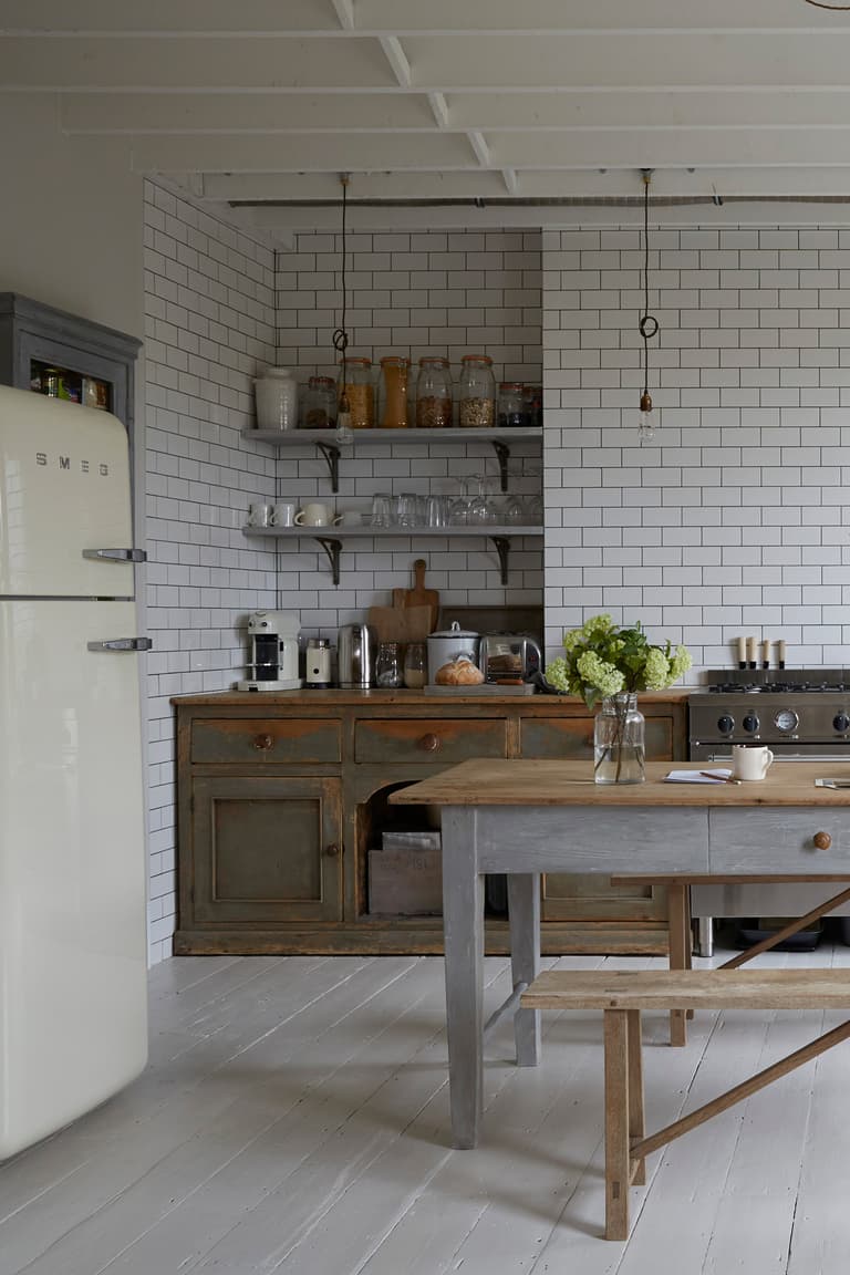cusine carrelage blanc joint noir déco mélange moderne rustique vintage design