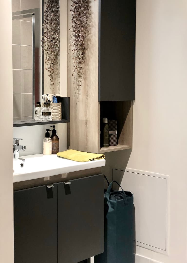 mini petite salle de bain gain de place noire beige gris bois store cogedim
