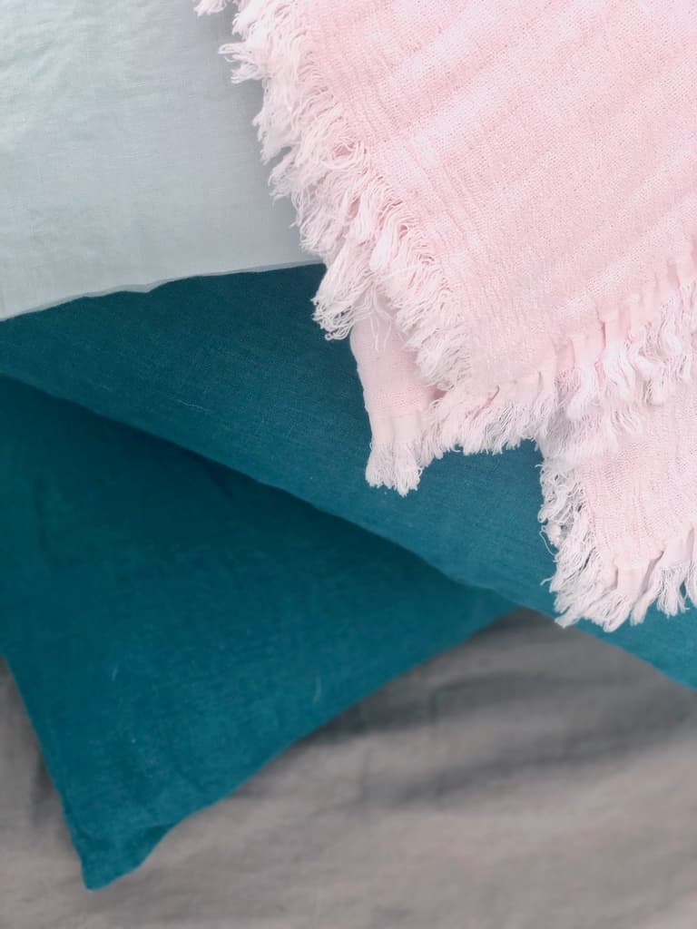 coloris lin lavé drap housse harmony plaid couleur poudre bleu céladon - blog déco - clem around the corner