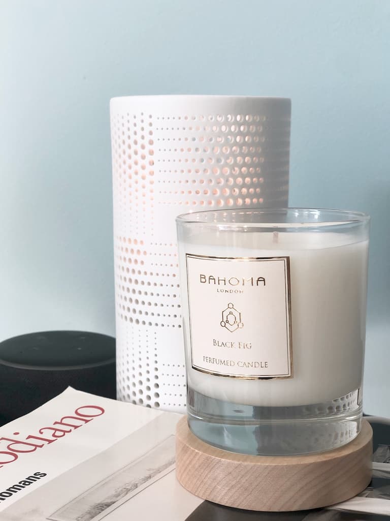 rentrée slow living déco chambre mur peinture noir bougie bahoma figue noire lampe photophore porcelaine tube troue ajouré