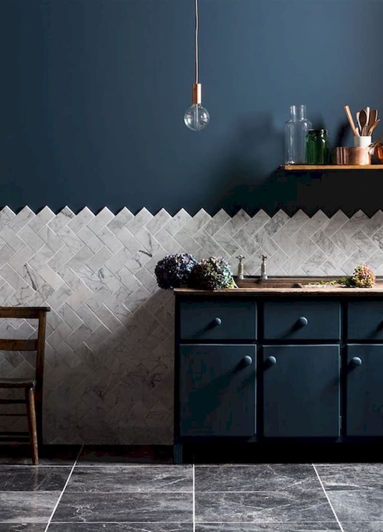 cuisine style nordique bleu pétrole carrelage marbre suspension laiton
