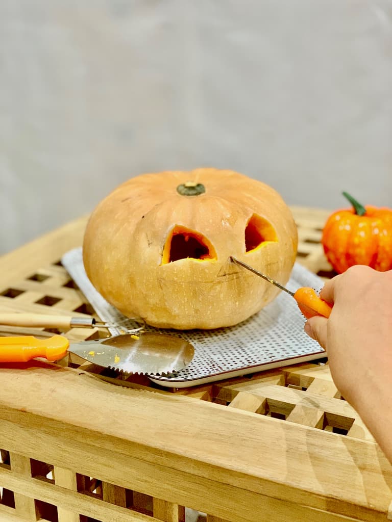 étapes de sculpture d'une citrouille d'Halloween avec un kit d'outils adaptés
