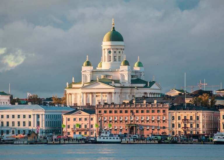 Cathédrale luthérienne blanche d’Helsinki avec toit vert-de-gris et ciel bleu