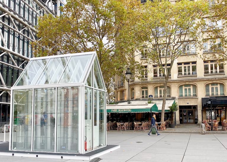 Maison vitrée Quiet Place installée place Stravinsky pour expérimenter le silence en ville