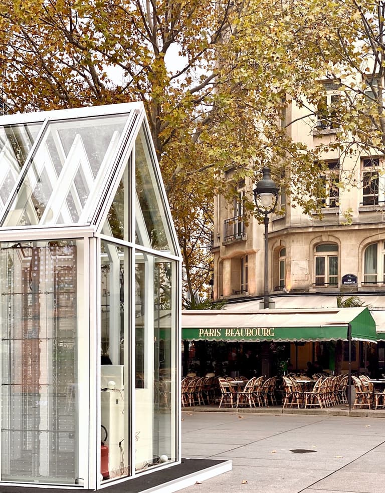 Intérieur silencieux de la maison Quiet Place face à l’animation parisienne