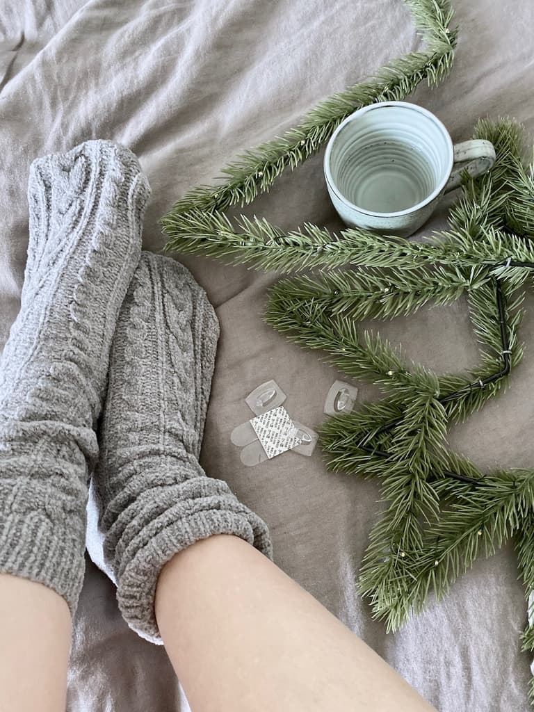 chambre cosy hiver chaussette grise laine montante thé sapin drap en lin gris