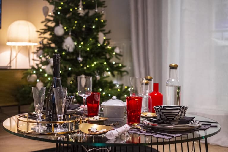 décoration table basse noel buffet apéritif rouge or doré champagne