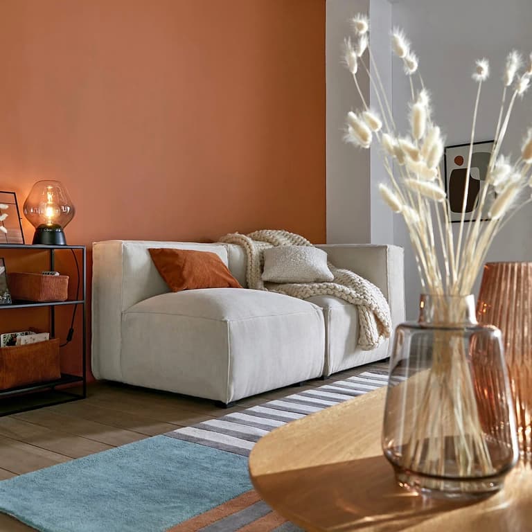 mur peinture terracotta tapis bleu orange