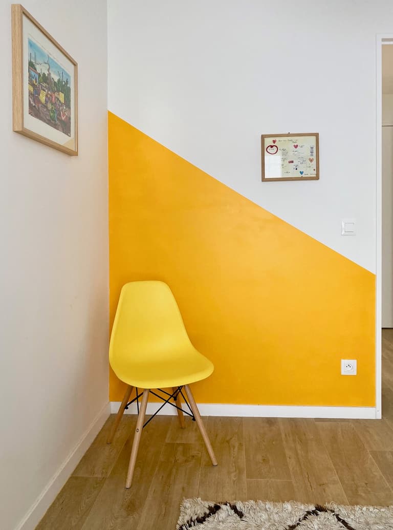 chambre décoration ton sur ton peinture jaune moutarde chaise scandinave