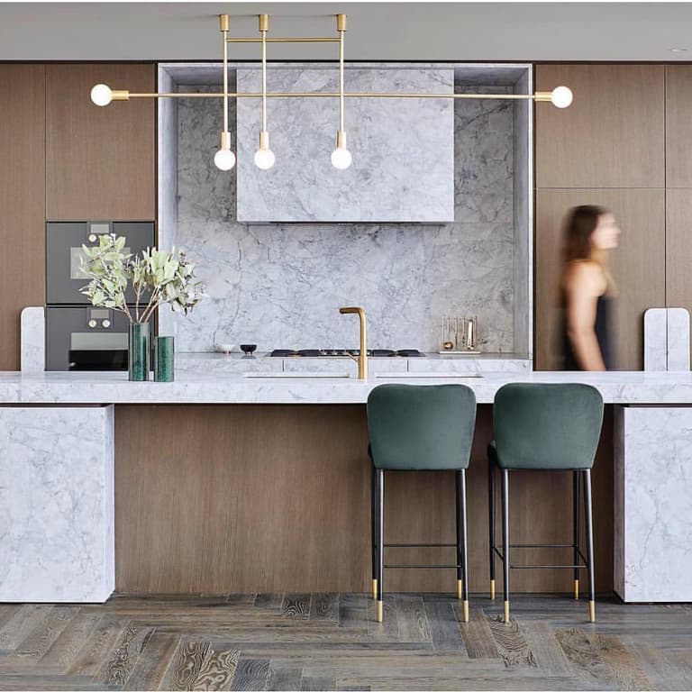 blog déco kitchenette design marbre blanc gris suspension en laiton