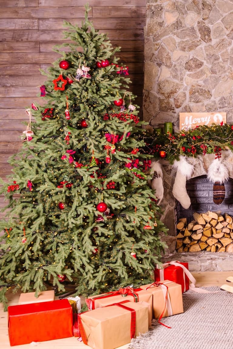 salon de noël sapin naturel ou artificiel paquet cadeau guirlande boule de noël cheminée - blog - clematc