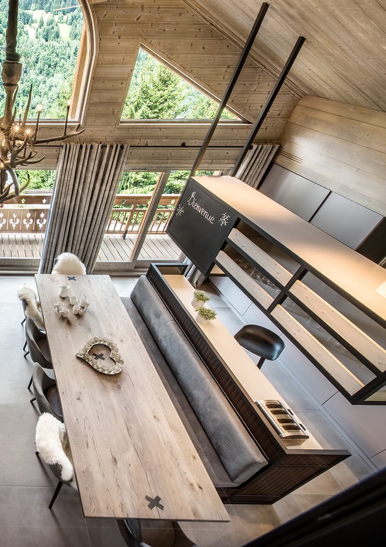 séjour cuisine ouverte bois béton fourrure baie vitrée blog déco