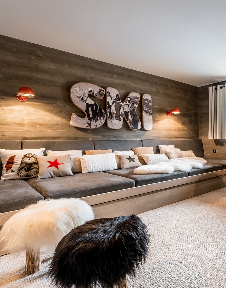 salle de jeux canapé banquette gris moquette gris clair