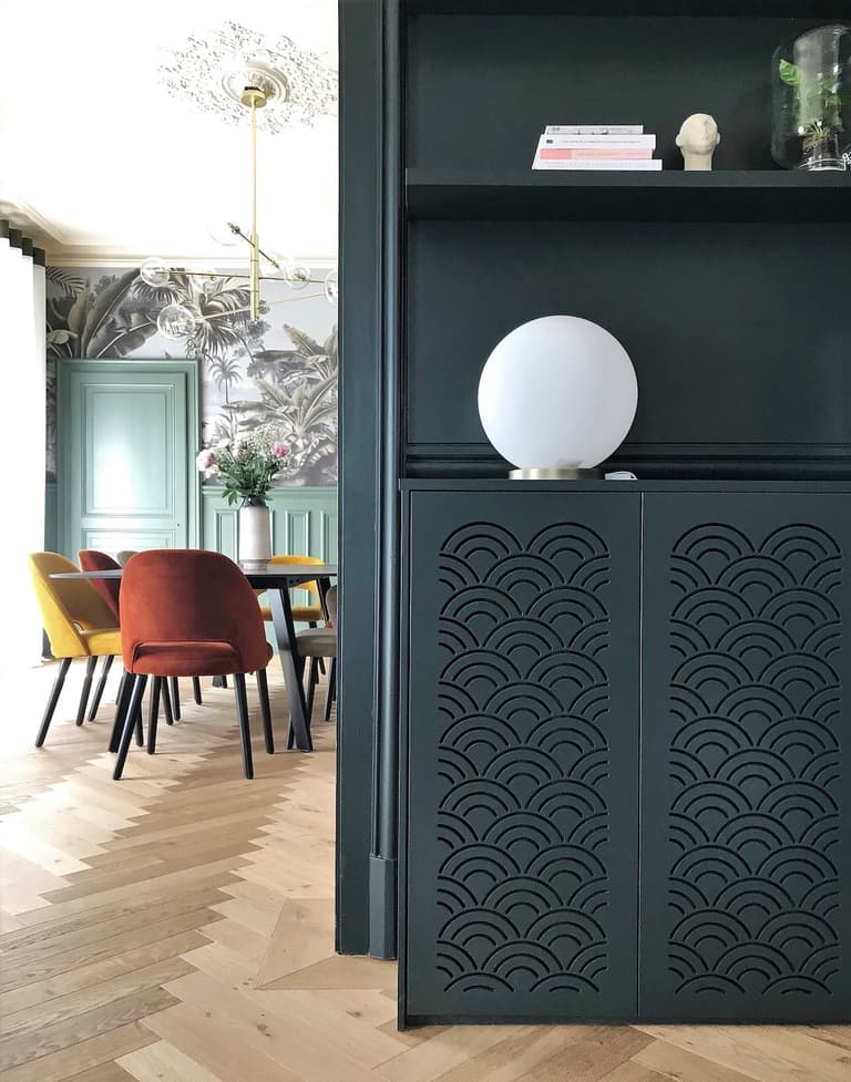 maison haussmannienne meuble noir motif article déco lampe boule coffrage vieux radiateur design - blog architecture intérieure clemaroundthecorner