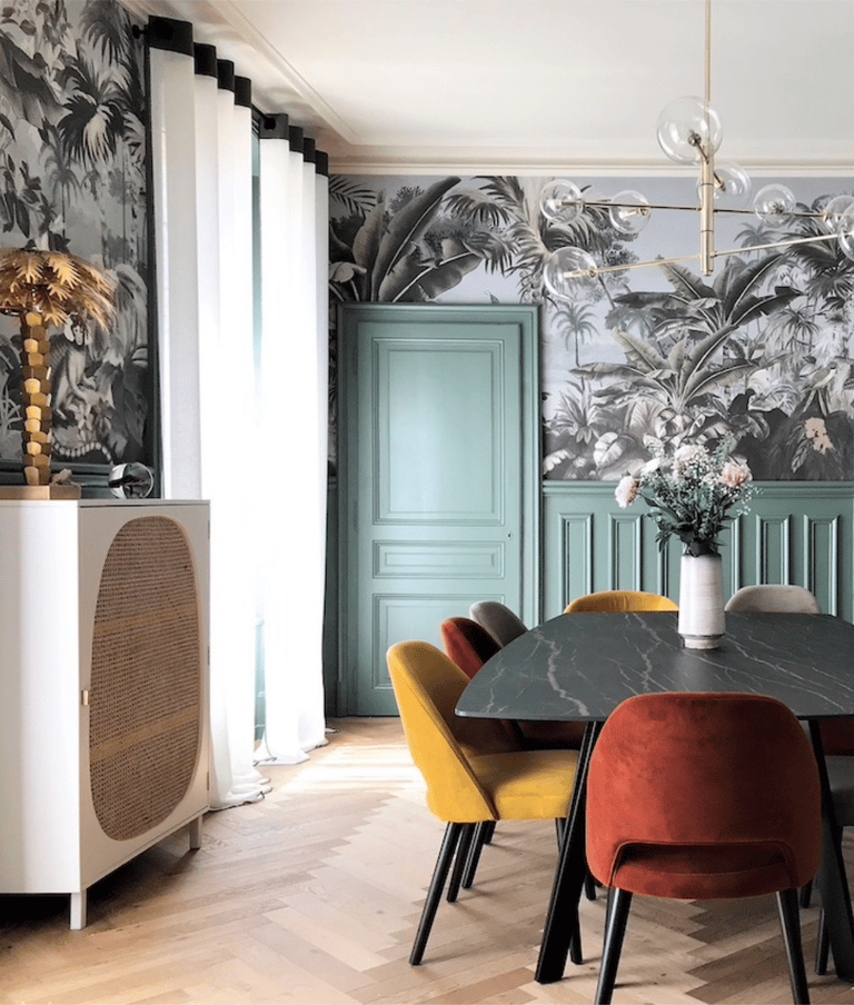 maison haussmannienne salle à manger table marbre noir fauteuil velours soubassements vert