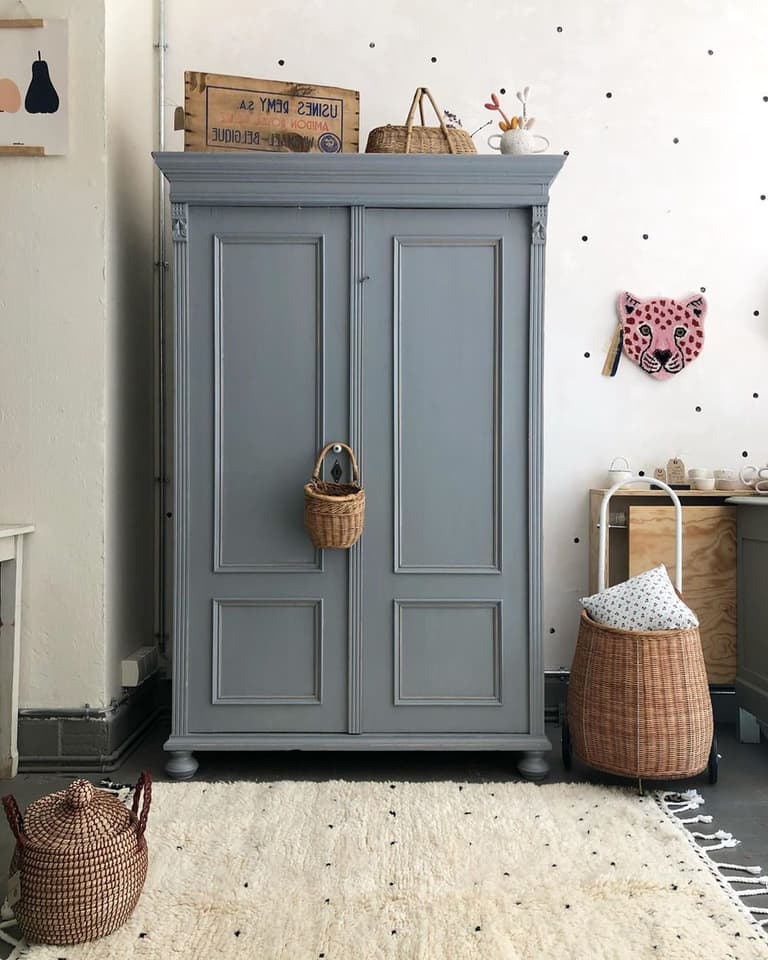 armoire parisienne chambre grise enfant tapis berbère blanc