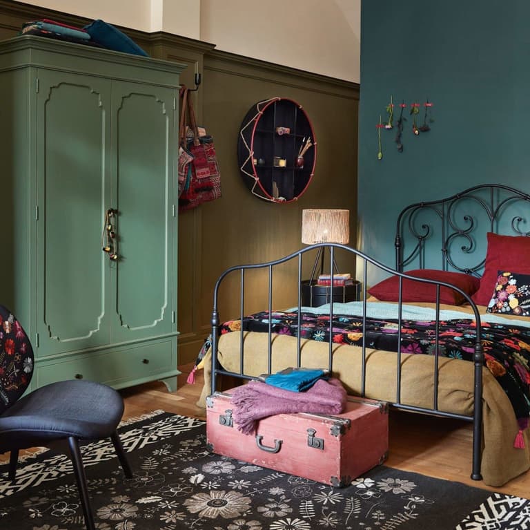 chambre ami parent atypique mur vert canard lit métallique noir vintage parquet bois
