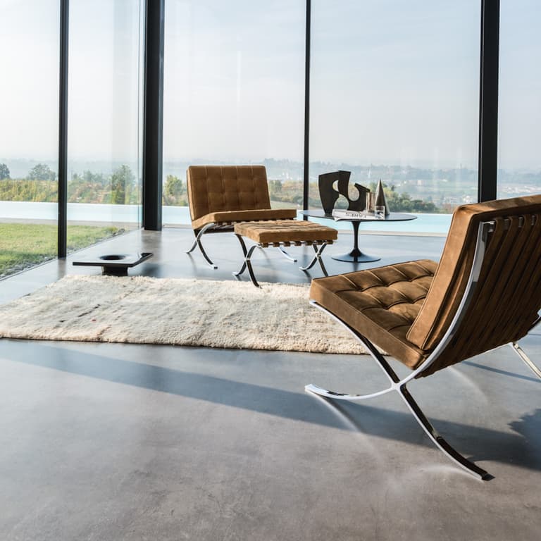 fauteuil barcelona design daim marron tapis moumoute table tulipe noir - blog déco - clematc
