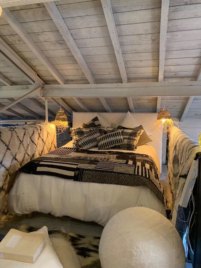 aménagement chambre grenier combles noir blanc suite parentale poutre apparente blanche mona market Montpellier