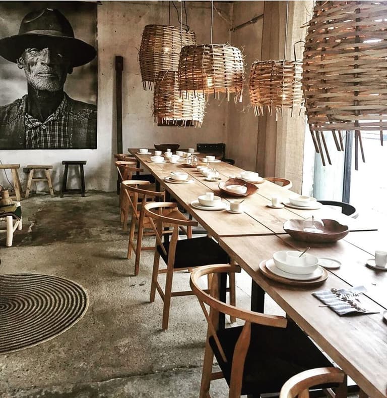 table esprit maison de campagne dans une boutique déco à Montpellier