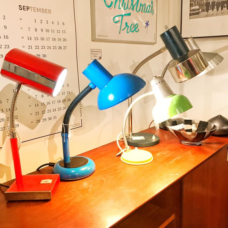 lampe rétro et mobilier vintage dans une brocante à Bruxelles