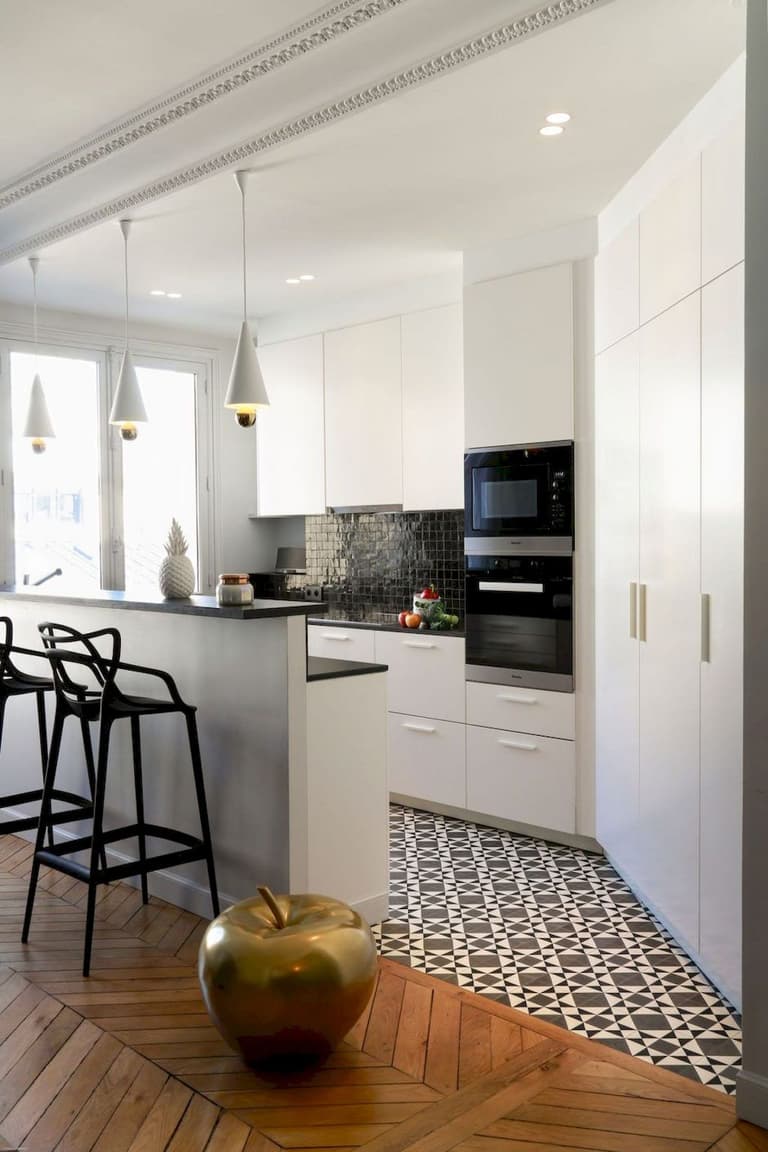 cuisine ouverte moderne ton lumineux délimitation carrelage mosaïque taupe parquet bois lamé déco pomme dorée