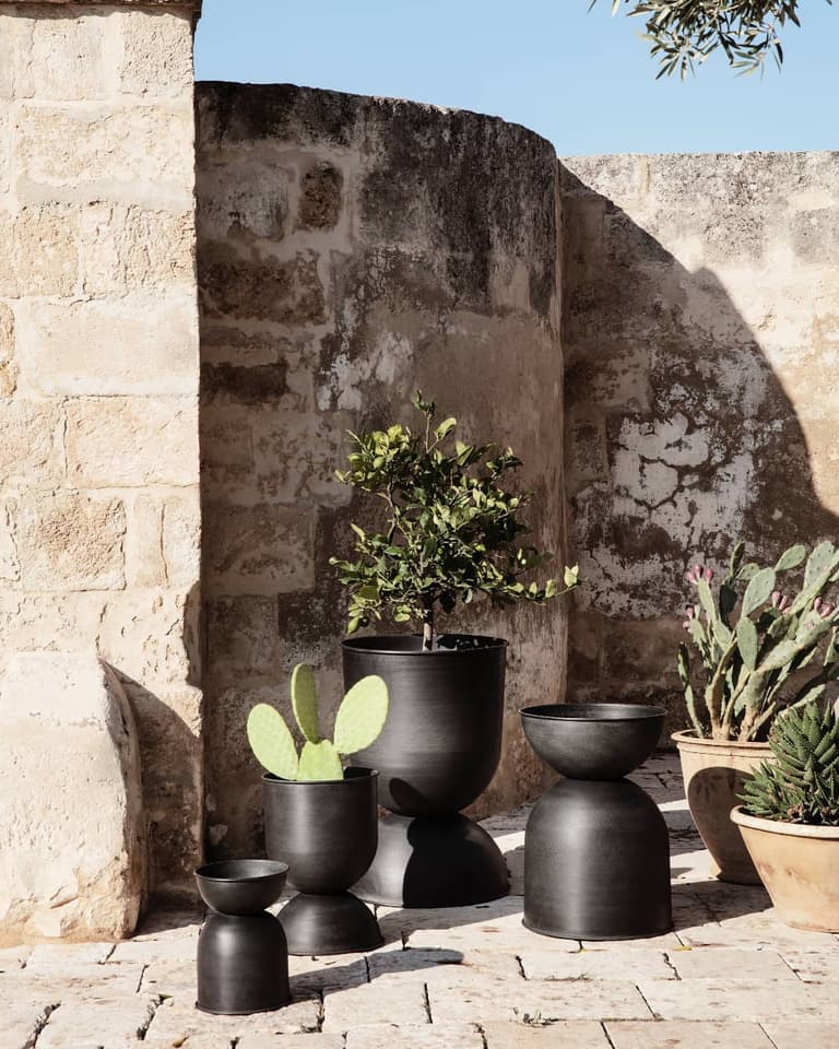 pot extérieur noir graphique et cactus dans une boutique déco belge