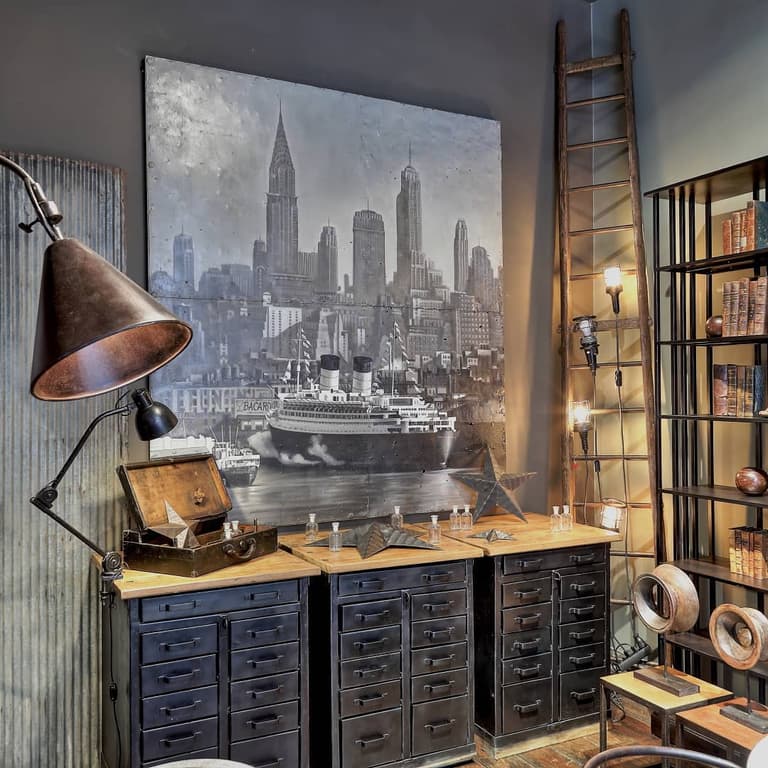 meuble de métier en métal et décoration industrielle dans une boutique belge