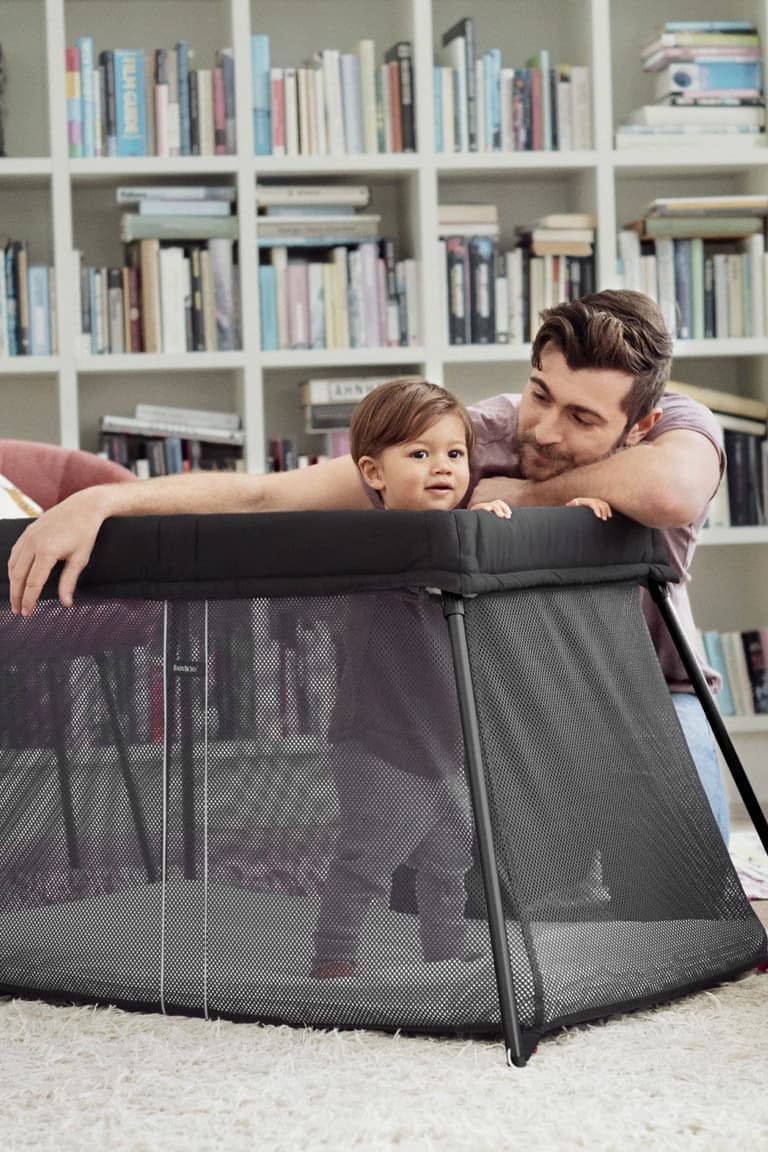 préparer l'arrivée de bébé chambre lit parapluie léger vrai matelas